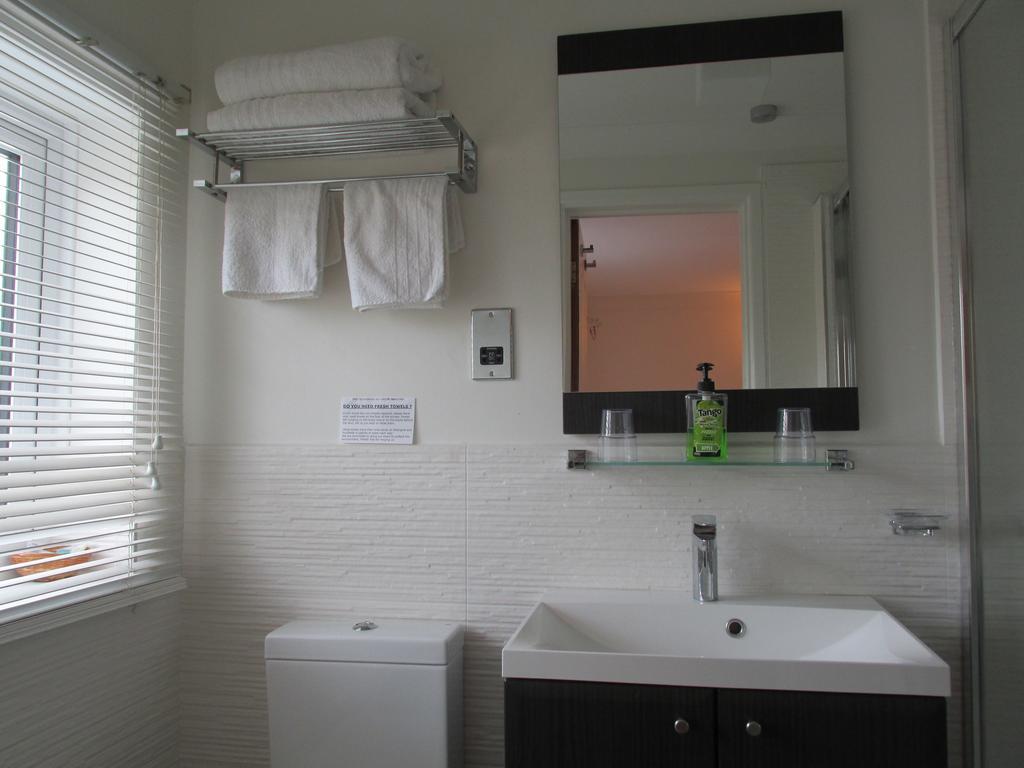 Albertine ,A Warm Welcome Awaits You ,Offering Room Only Or Bed And Breakfast ,Ideal Location For Solent Way ,High Street ,Isle Of Wight ,New Forest Лімінгтон Номер фото