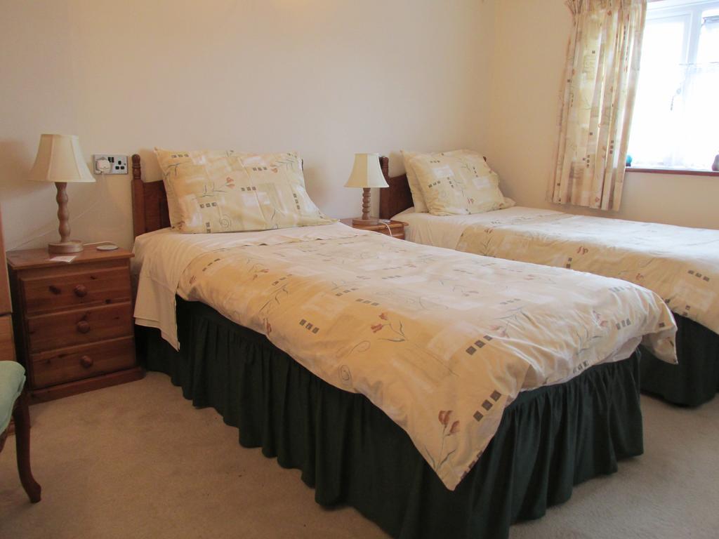 Albertine ,A Warm Welcome Awaits You ,Offering Room Only Or Bed And Breakfast ,Ideal Location For Solent Way ,High Street ,Isle Of Wight ,New Forest Лімінгтон Номер фото