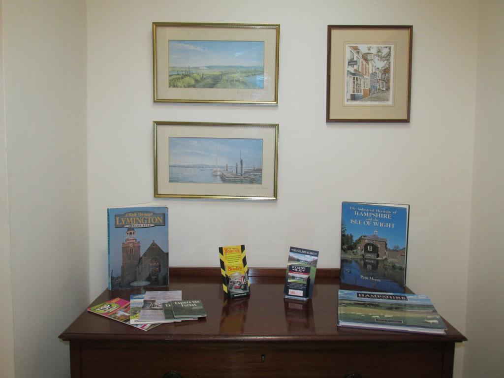 Albertine ,A Warm Welcome Awaits You ,Offering Room Only Or Bed And Breakfast ,Ideal Location For Solent Way ,High Street ,Isle Of Wight ,New Forest Лімінгтон Екстер'єр фото